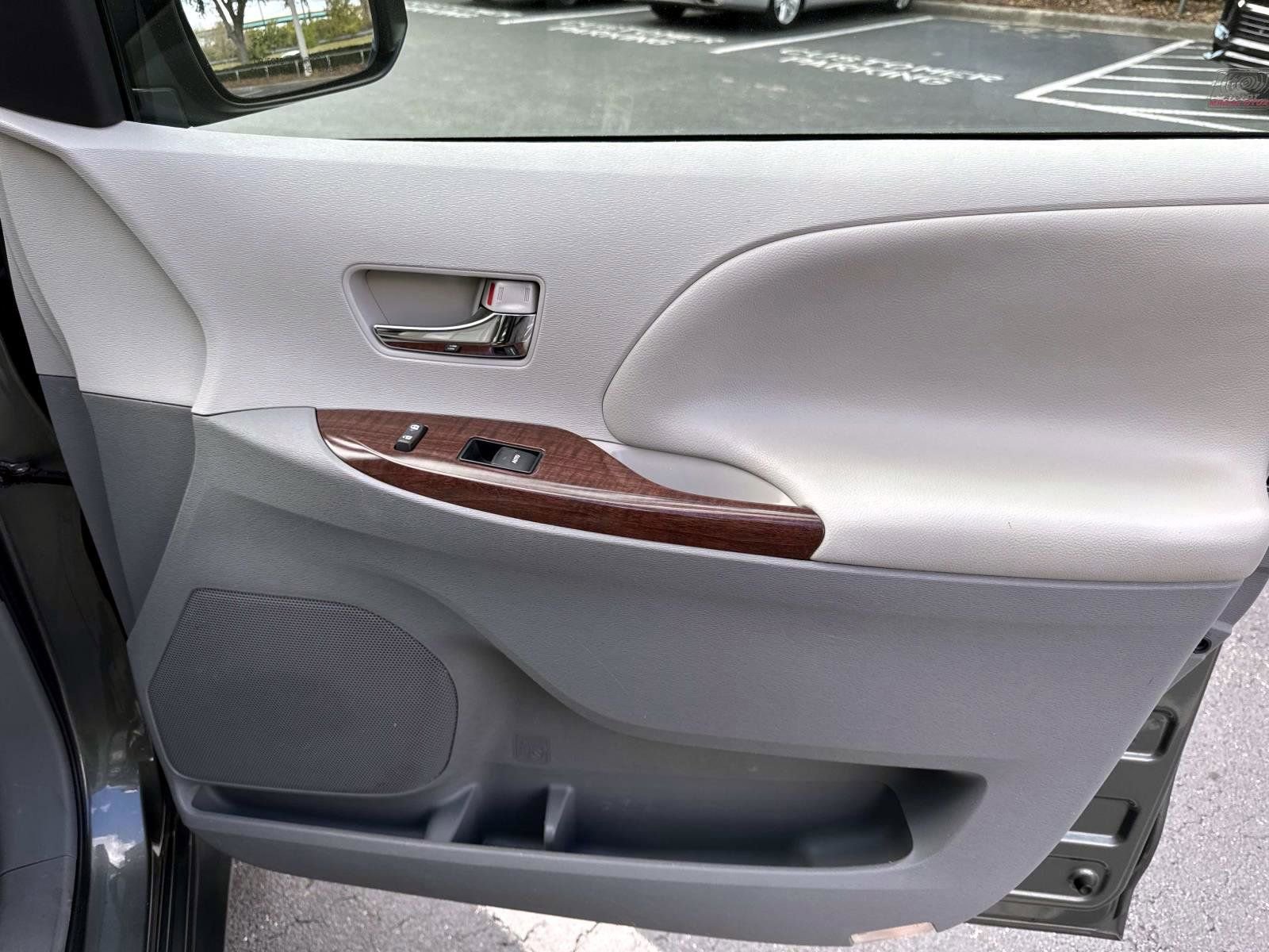 Used 2014 Toyota Sienna XLE image 14