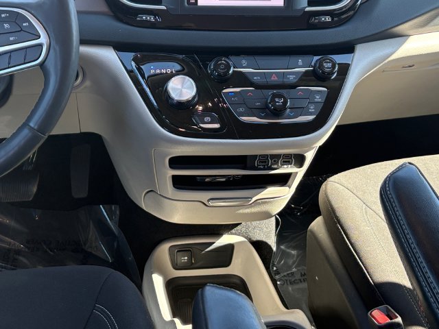 Used 2023 Chrysler Voyager LX FWD image 17