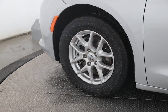 Used 2024 Chrysler Voyager LX image 13