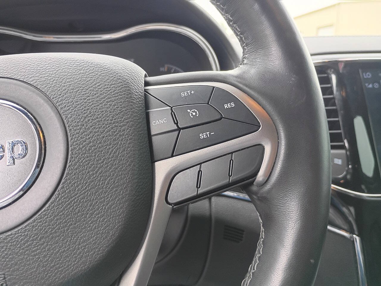 Used 2019 Jeep Grand Cherokee Overland AWD/4WD image 16