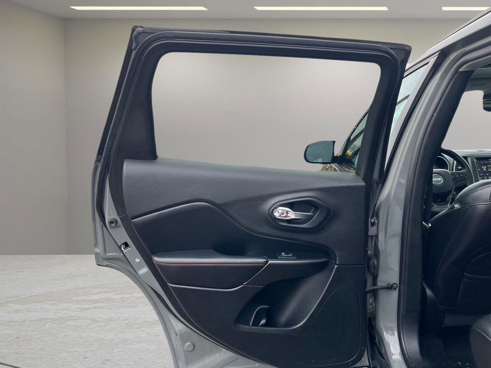 Used 2019 Jeep Cherokee Trailhawk image 27