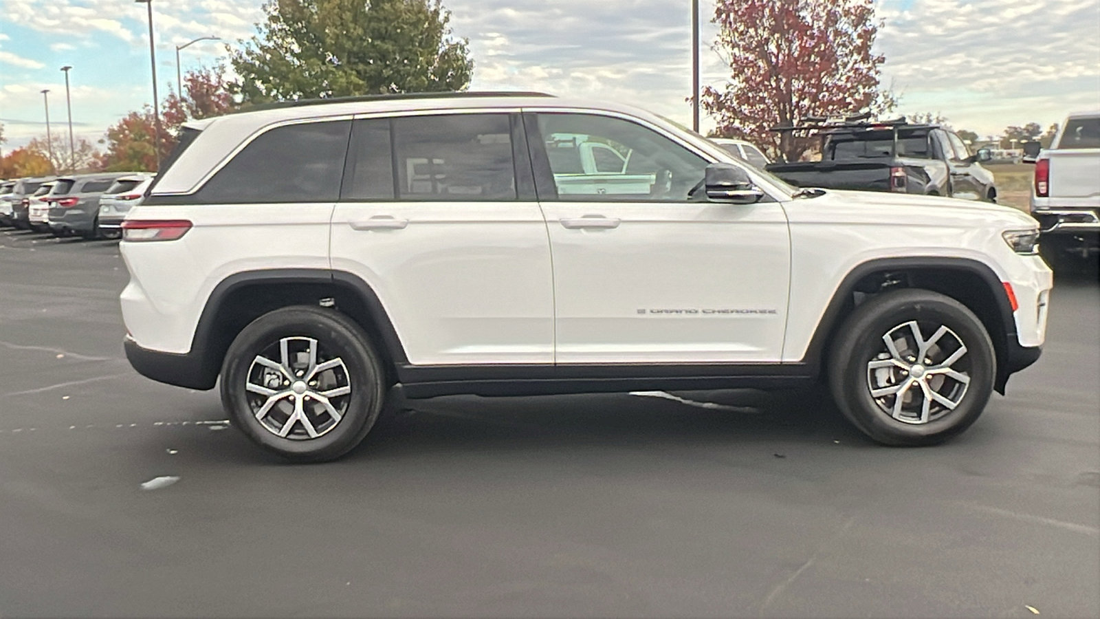 New 2025 Jeep Grand Cherokee Limited w/ Trailer Tow Package AWD/4WD image 2
