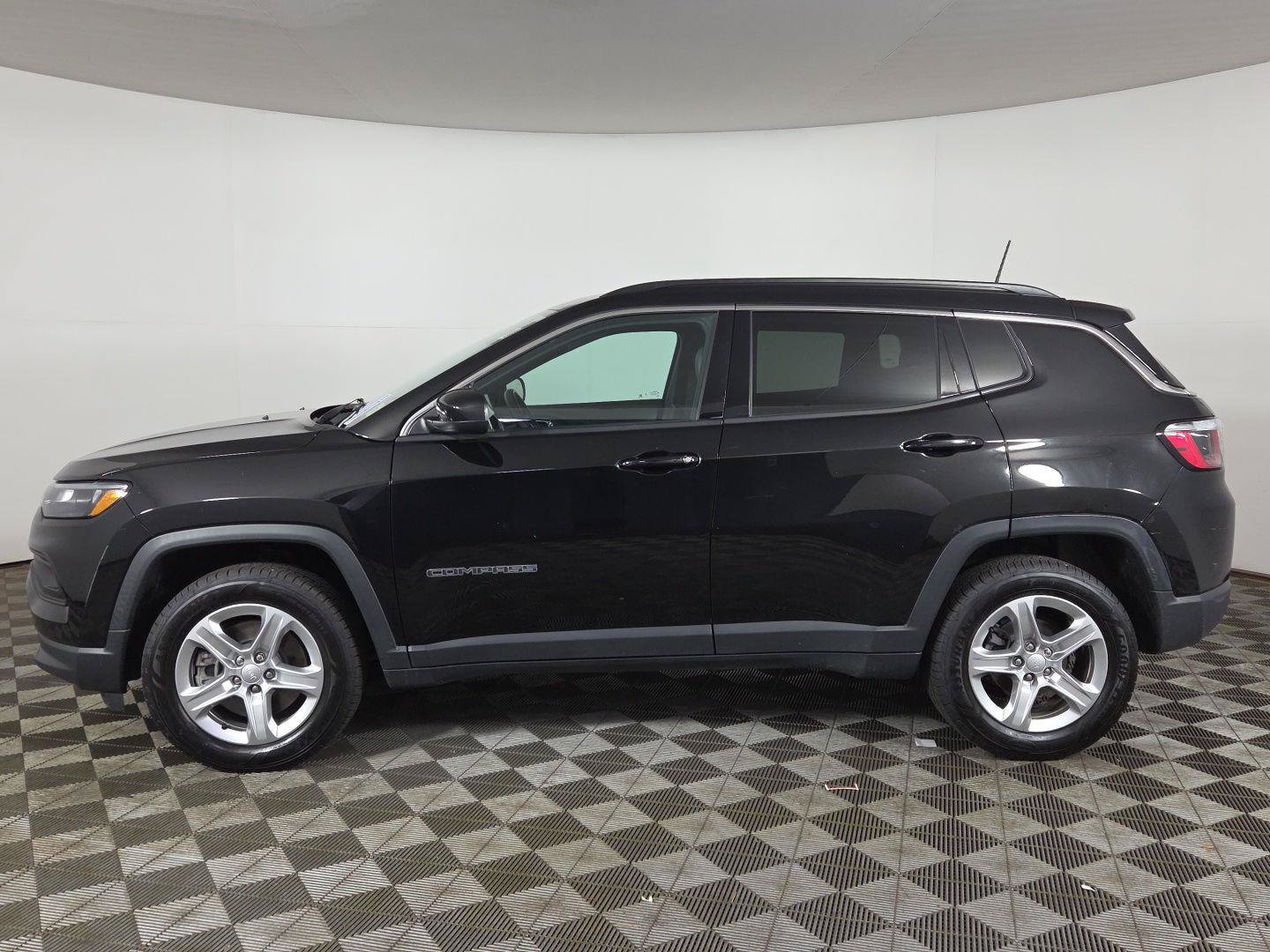 Used 2023 Jeep Compass Latitude AWD/4WD image 3