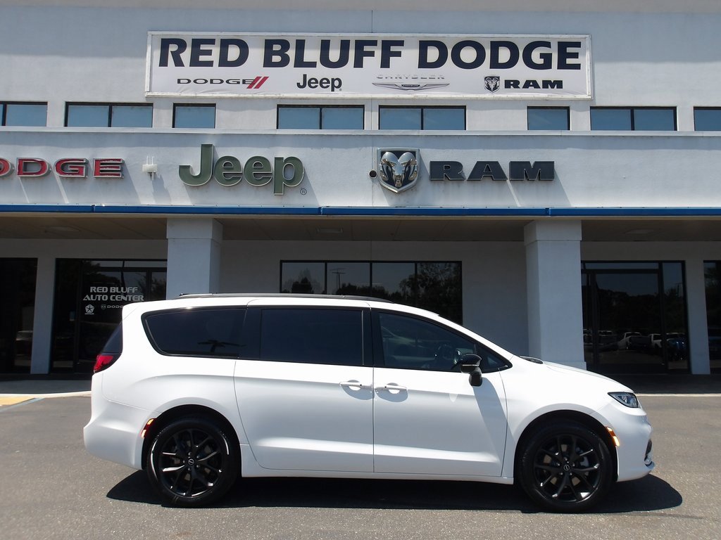 New 2025 Chrysler Pacifica Limited image 1