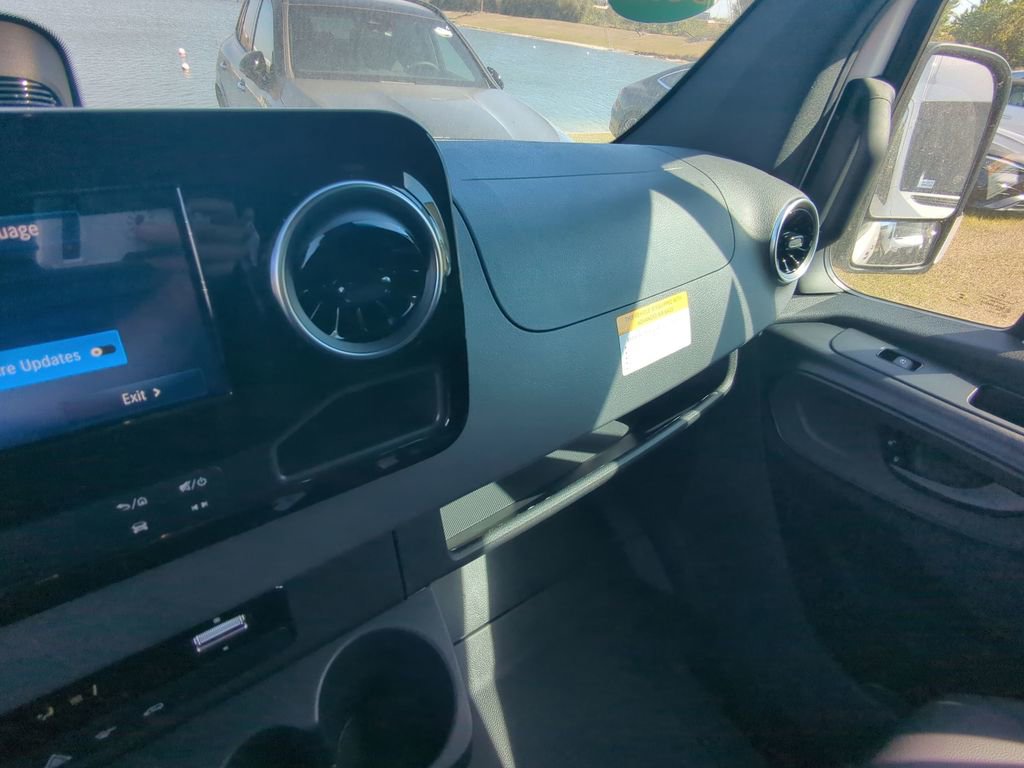 Used 2025 Mercedes-Benz Sprinter 2500 image 4