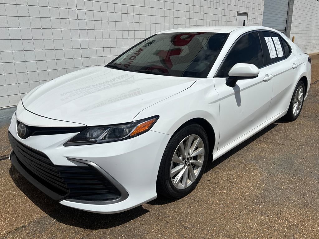 Used 2022 Toyota Camry LE image 1