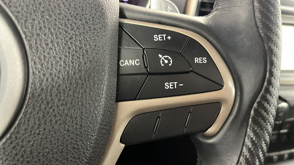 Used 2017 Jeep Grand Cherokee Laredo AWD/4WD image 27