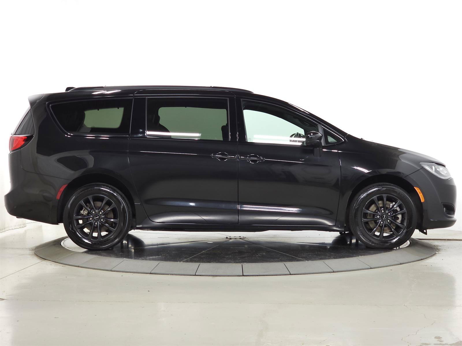 Used 2020 Chrysler Pacifica Touring-L w/ Premium Audio Group AWD/4WD image 11