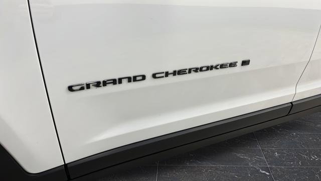 Used 2024 Jeep Grand Cherokee L Limited w/ Black Appearance Package image 34