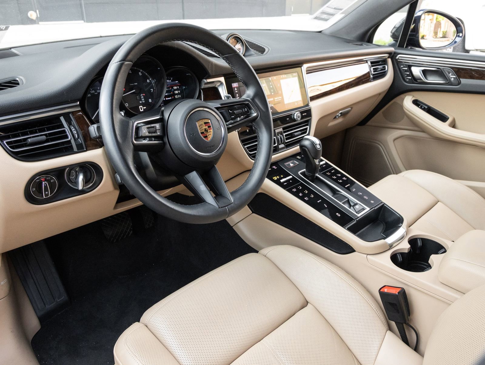 Certified 2023 Porsche Macan AWD/4WD image 4