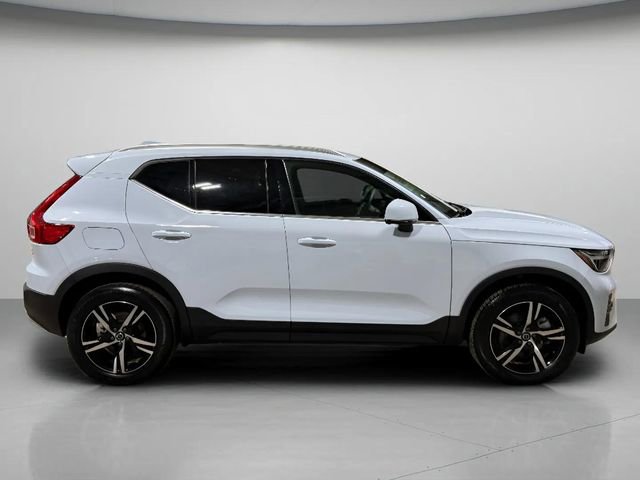 Used 2025 Volvo XC40 B5 Core AWD/4WD image 2