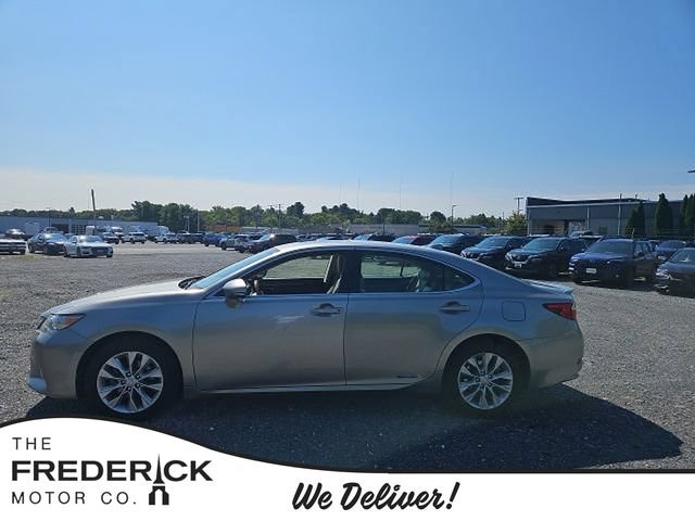 Used 2015 Lexus ES 300h w/ Navigation System Package