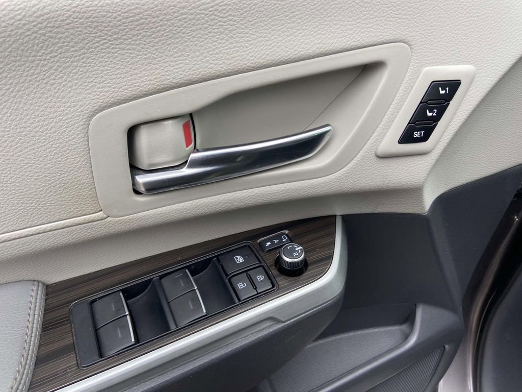 Used 2022 Toyota Sienna Limited image 14