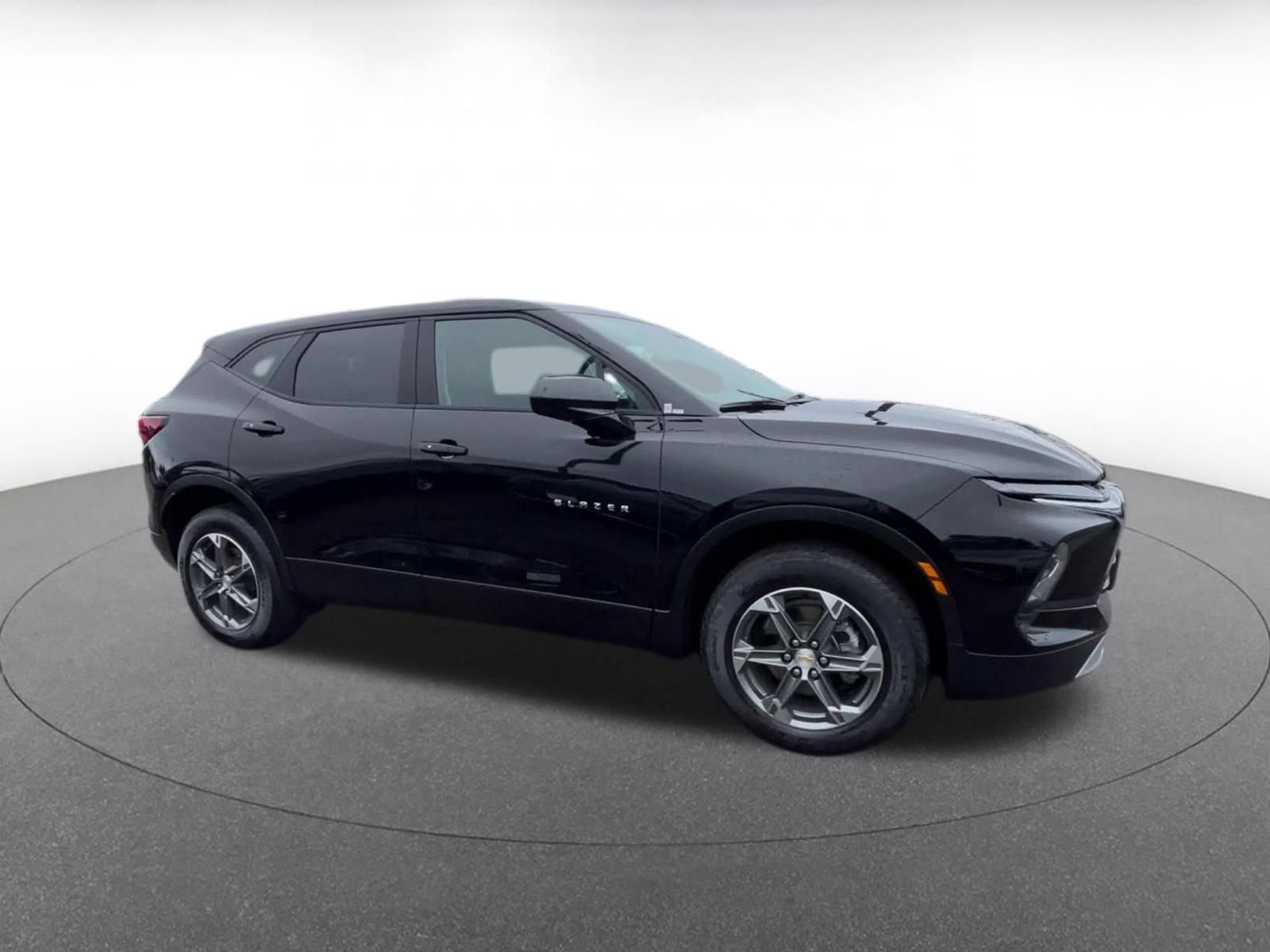 Used 2025 Chevrolet Blazer LT FWD image 2