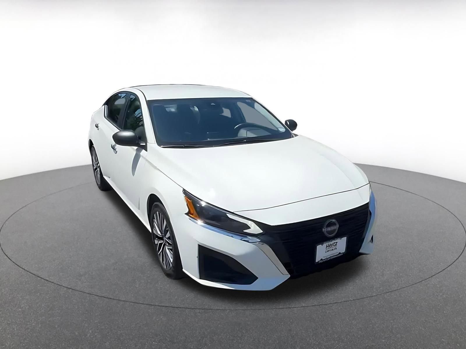 Used 2025 Nissan Altima 2.5 SV FWD image 3