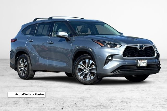 Used 2022 Toyota Highlander XLE AWD/4WD image 1