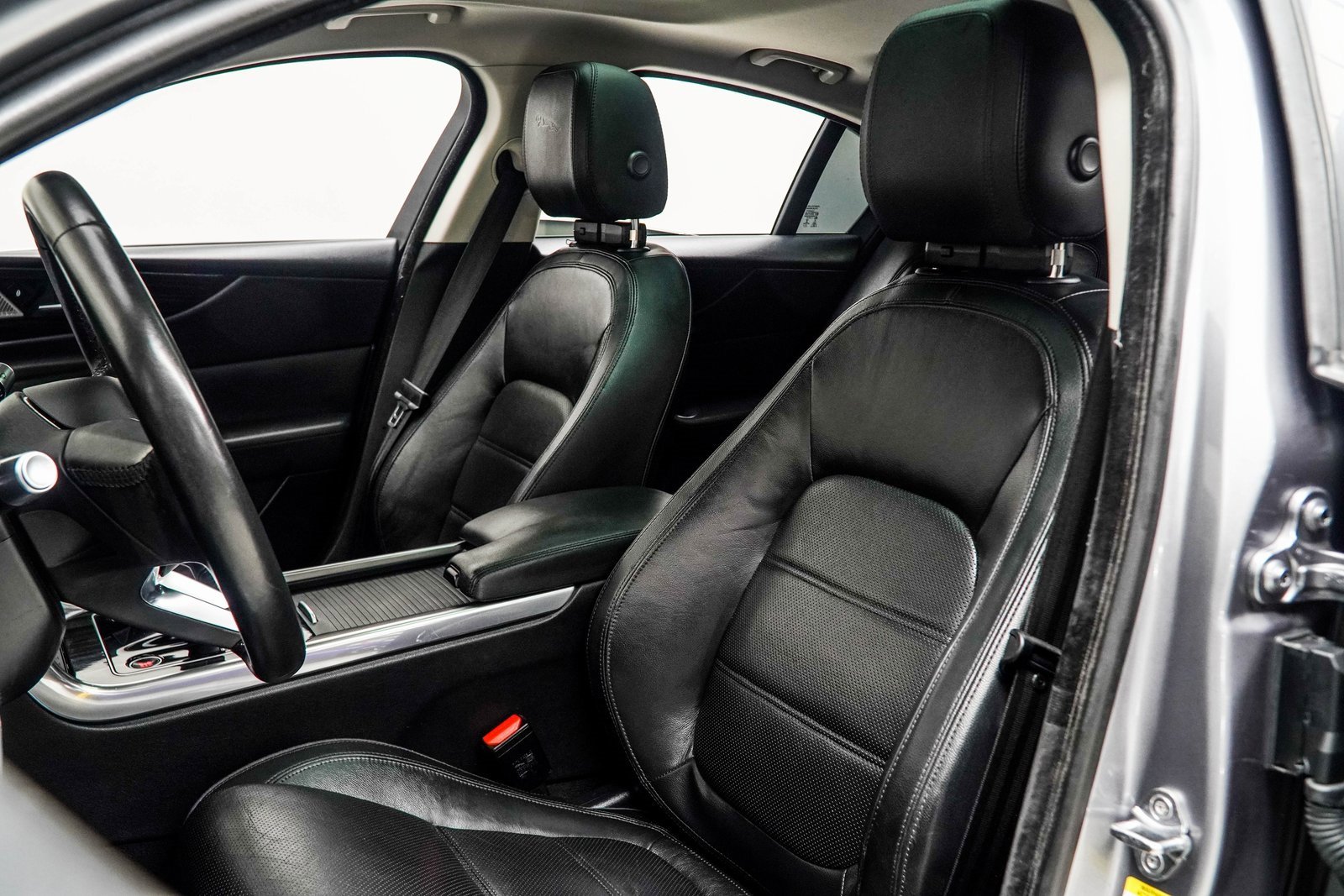 Used 2020 Jaguar XE S image 33