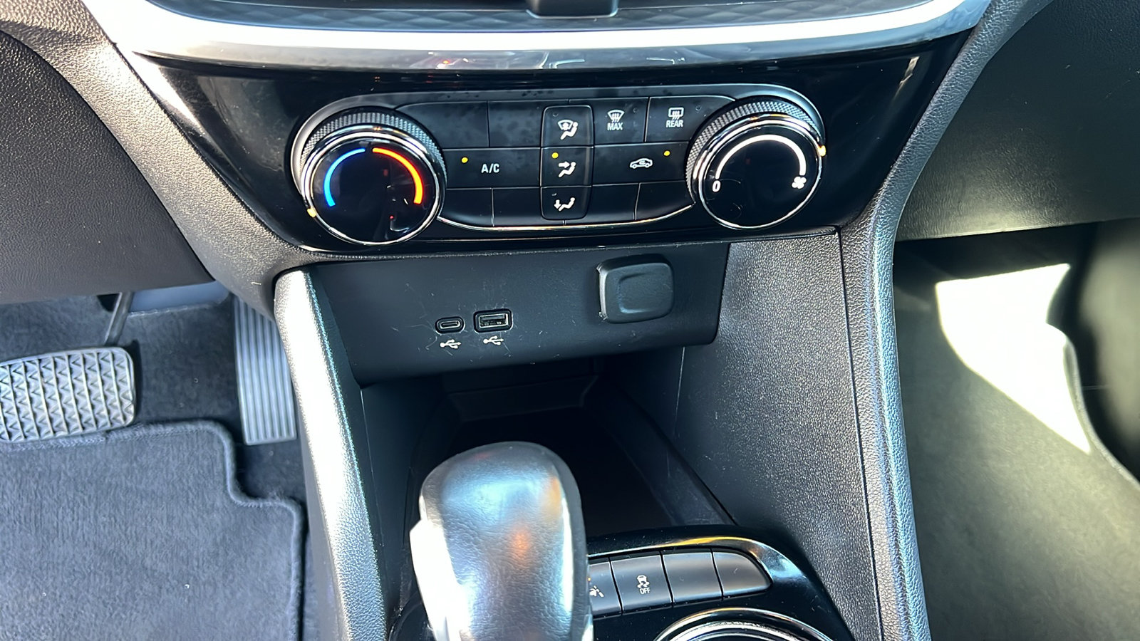 Certified 2024 Buick Encore GX Sport Touring AWD/4WD image 21