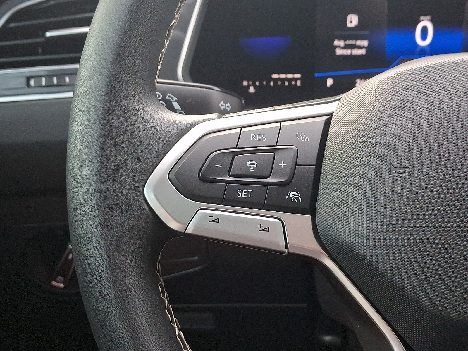 Used 2023 Volkswagen Tiguan SE w/ Panoramic Sunroof Package FWD image 22