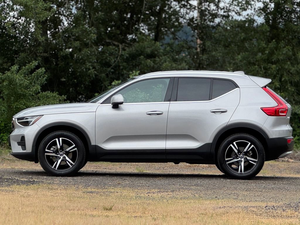 Used 2024 Volvo XC40 B5 Core AWD/4WD image 4