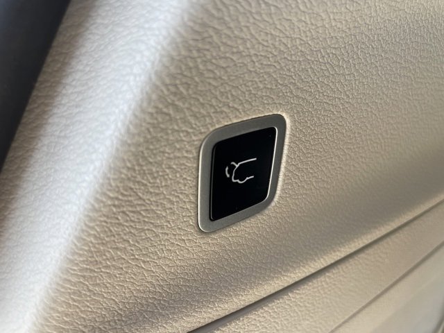Used 2024 Chrysler Pacifica Select image 43