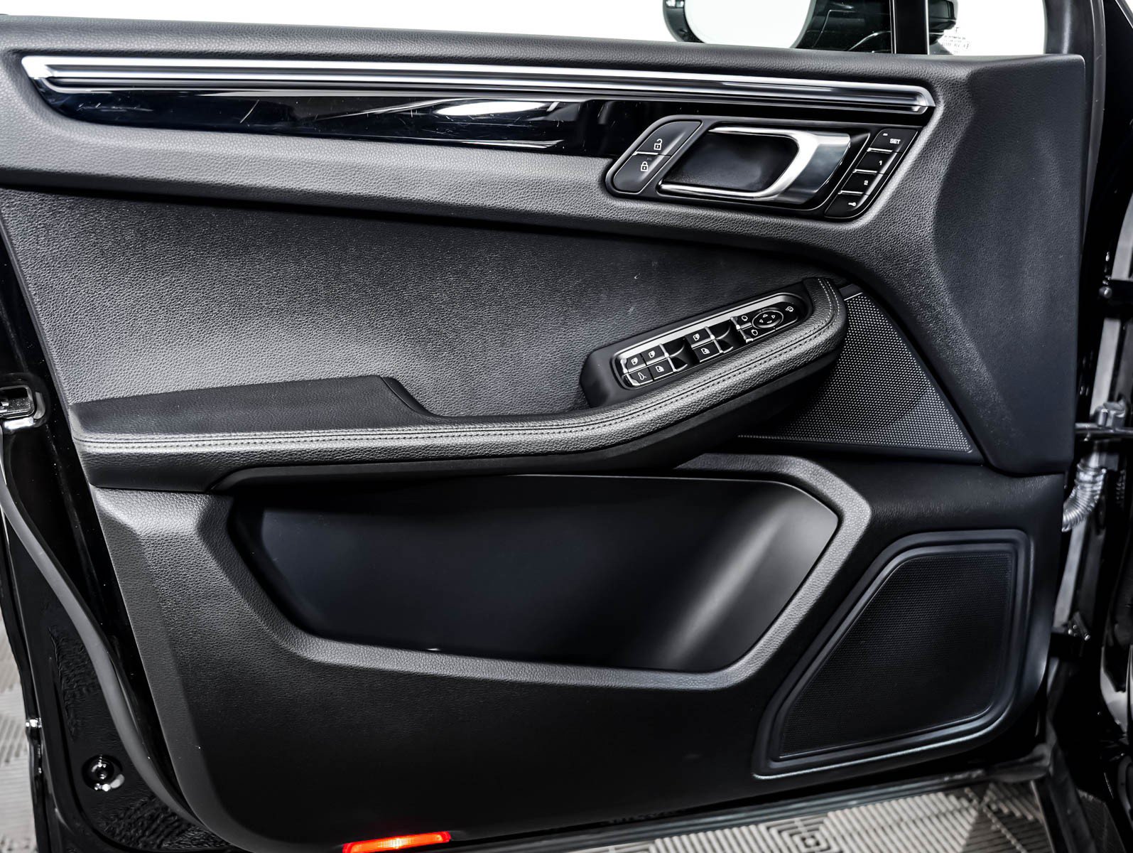 Certified 2023 Porsche Macan AWD/4WD image 28