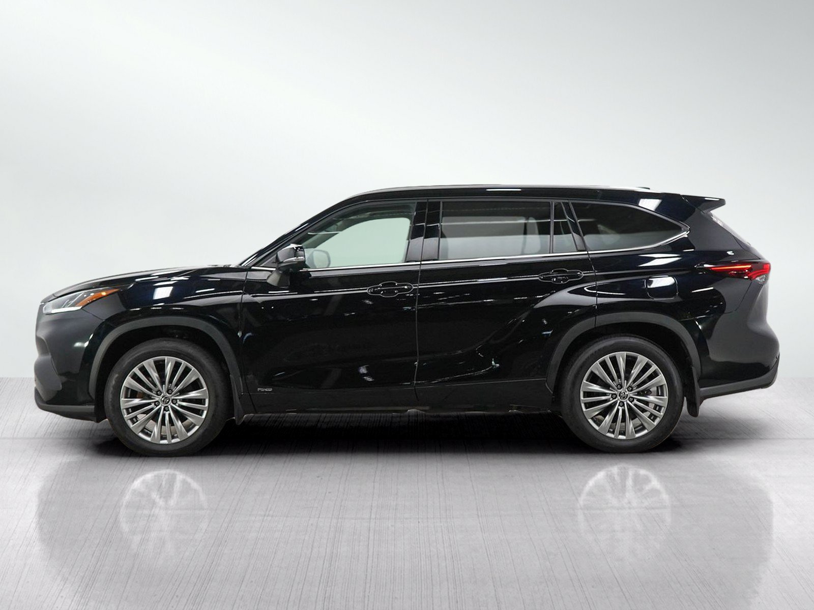 Used 2025 Toyota Highlander Platinum AWD/4WD image 2