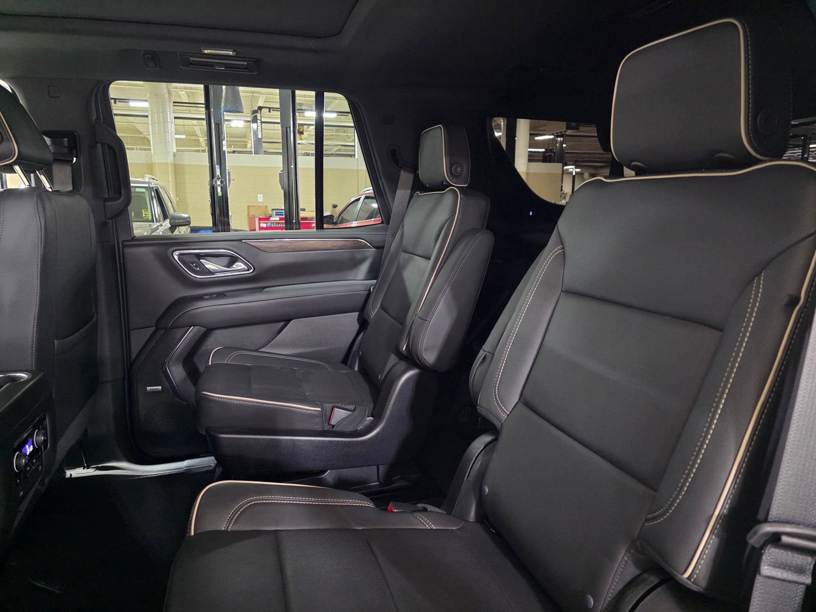 Used 2023 Chevrolet Tahoe Premier AWD/4WD image 16