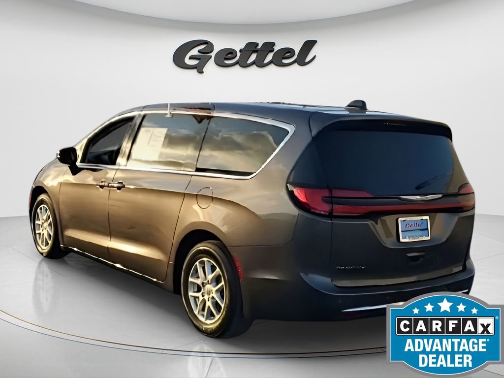 Used 2023 Chrysler Pacifica Touring-L image 6