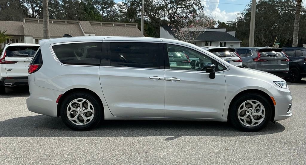 Used 2024 Chrysler Pacifica Limited image 8