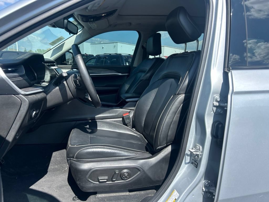 Used 2023 Jeep Grand Cherokee L Limited AWD/4WD image 6