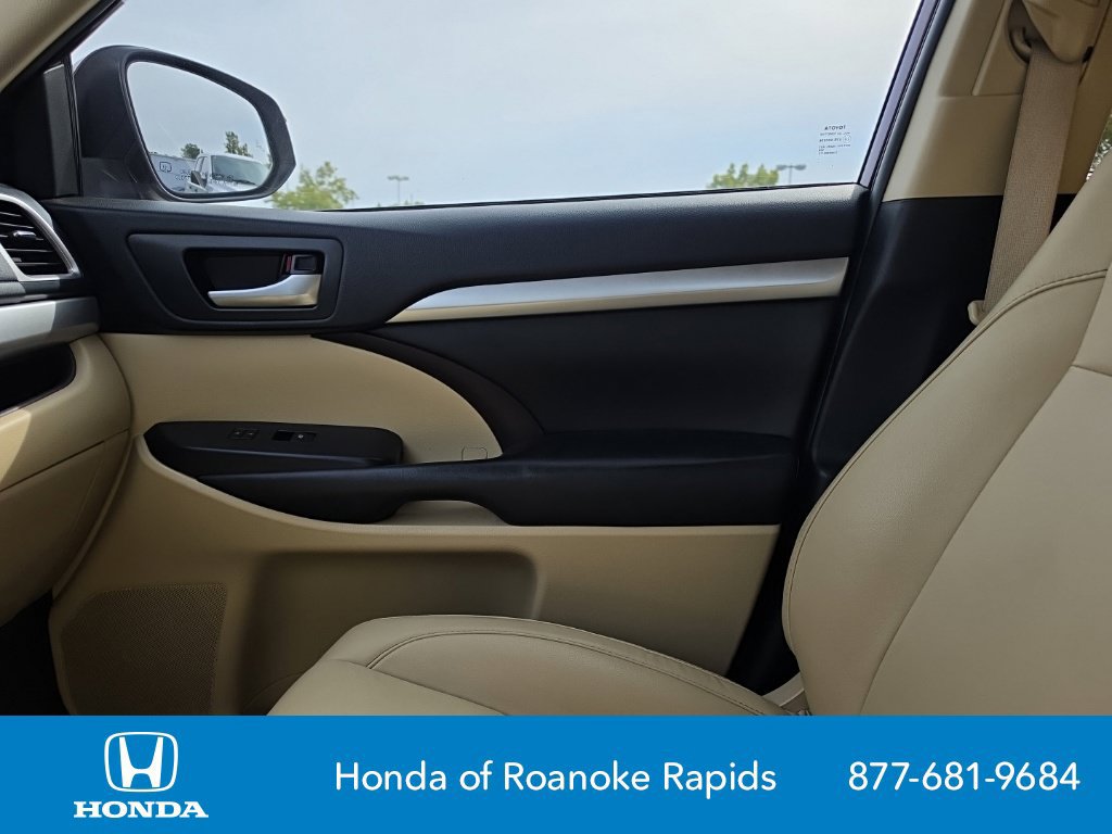 Used 2019 Toyota Highlander XLE AWD/4WD image 17