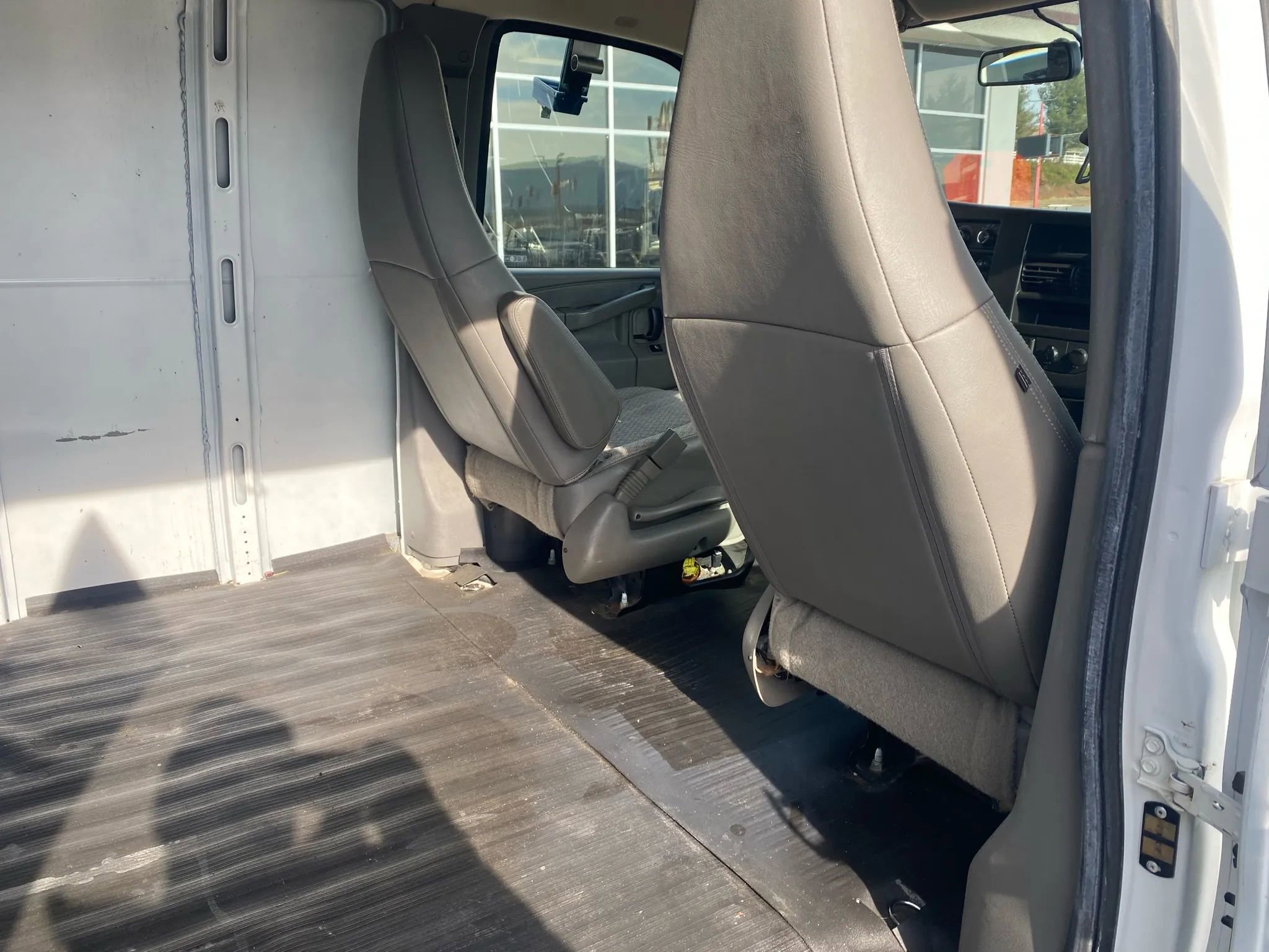 Used 2017 Chevrolet Express 3500 Extended image 22