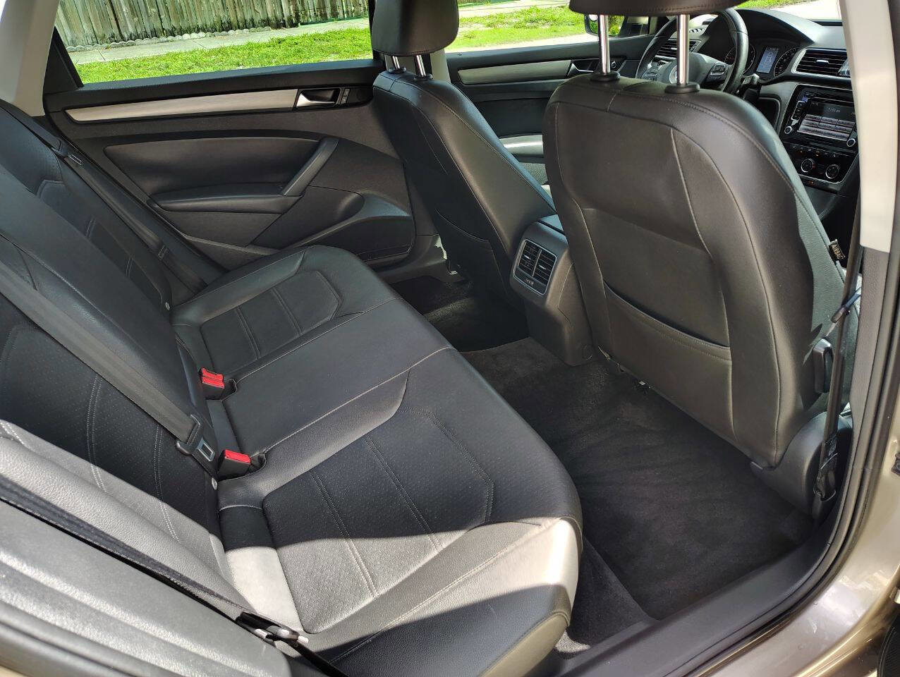 Used 2015 Volkswagen Passat TDI SE image 23