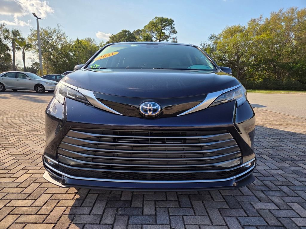 Used 2021 Toyota Sienna Limited image 2