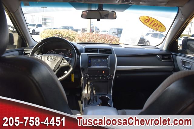 Used 2016 Toyota Camry SE image 3