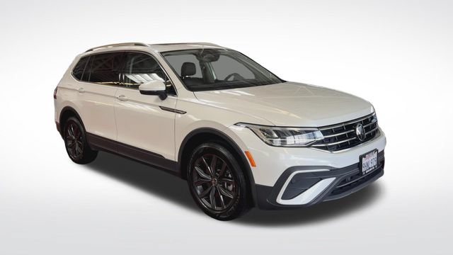 Certified 2023 Volkswagen Tiguan SE w/ Panoramic Sunroof Package FWD image 2