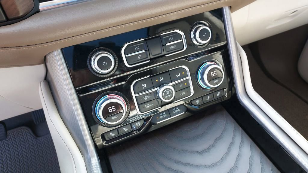 Used 2022 GMC Yukon XL Denali w/ Denali Premium Package image 17