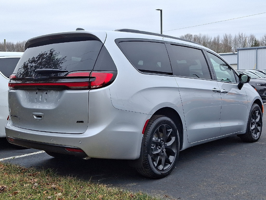 New 2026 Chrysler Pacifica Select w/ S Appearance Package AWD/4WD image 5