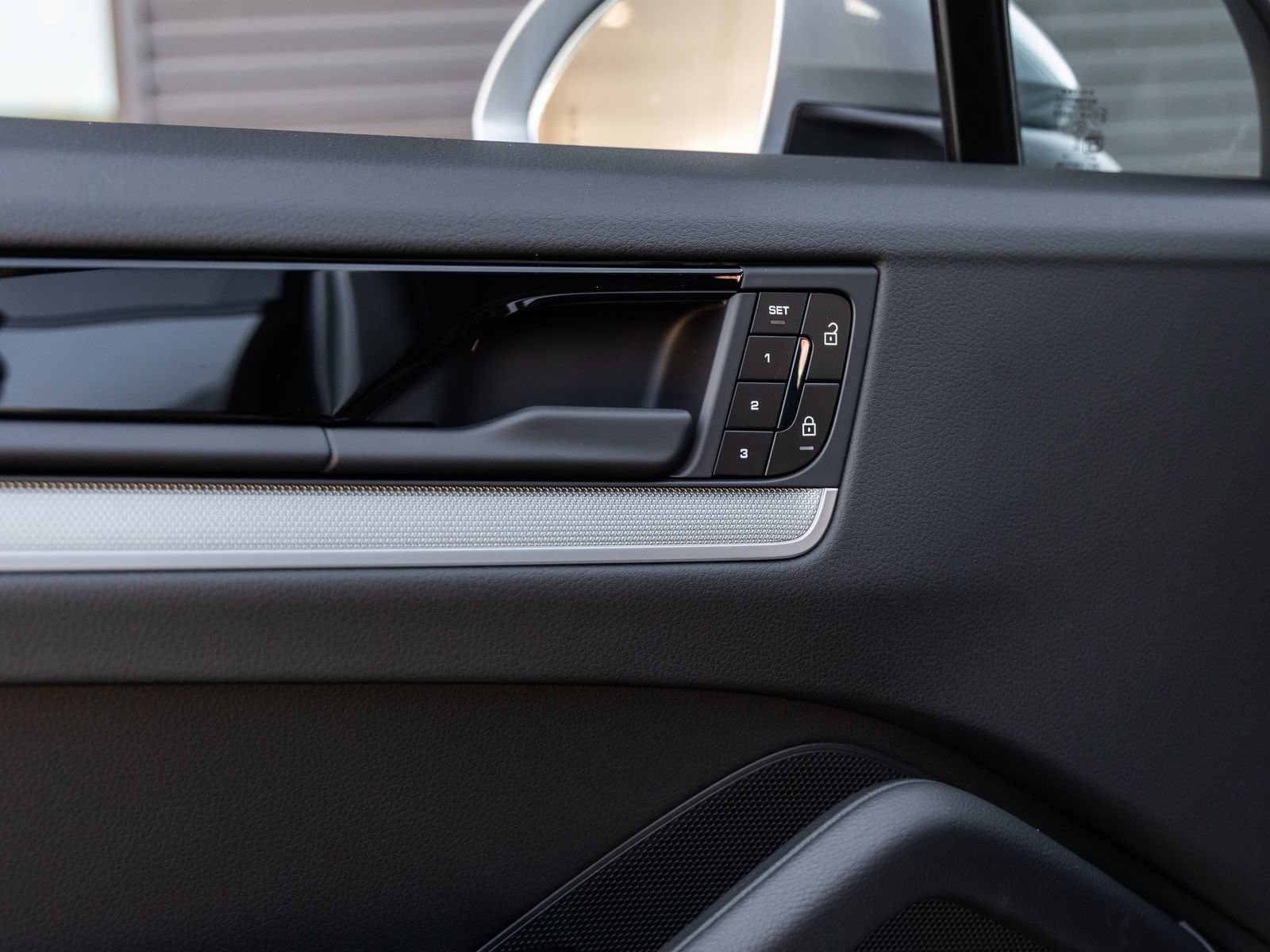 Certified 2026 Porsche Cayenne E-Hybrid Coupe AWD/4WD image 23