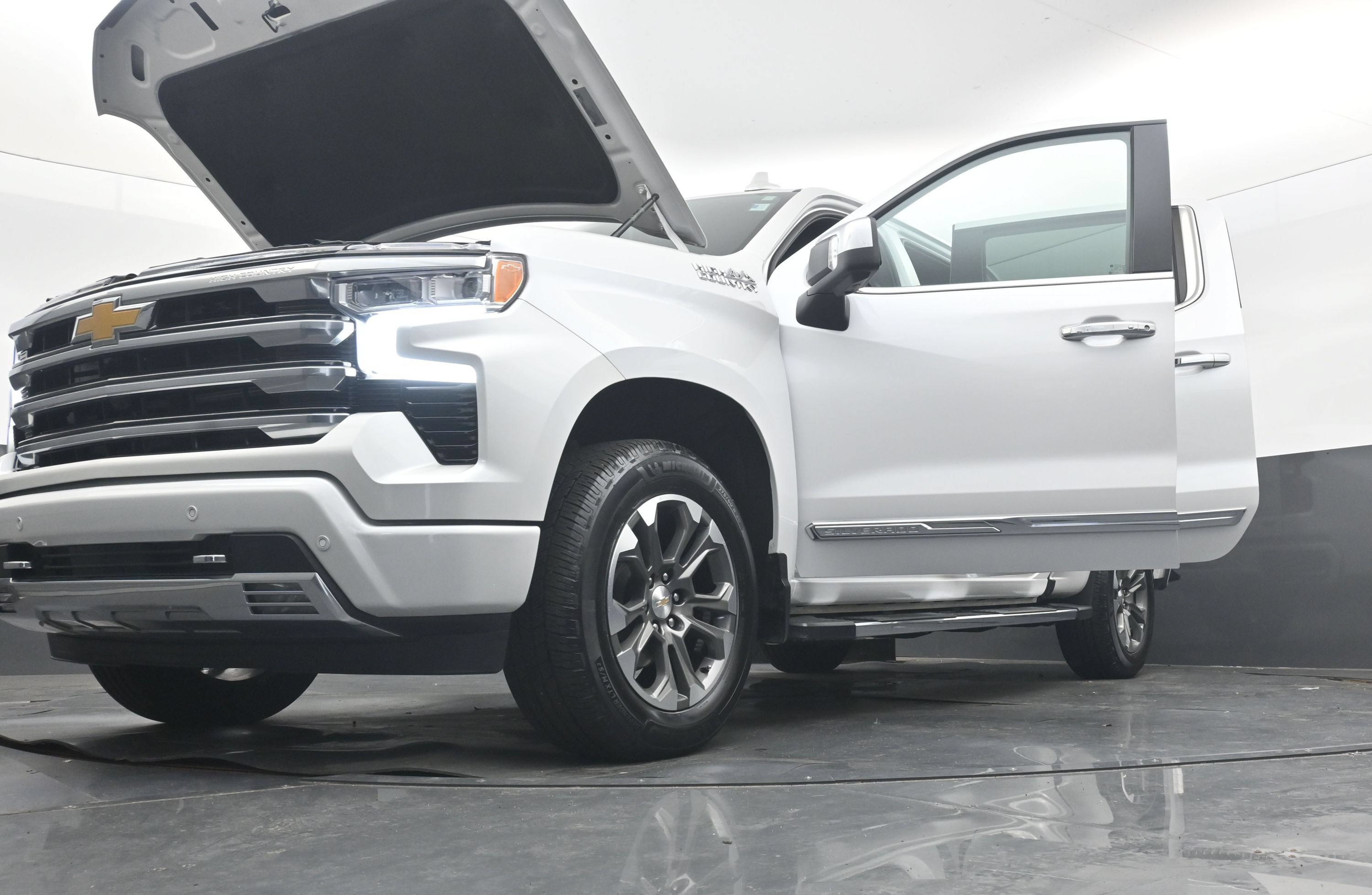 Used 2024 Chevrolet Silverado 1500 High Country w/ Z71 Off-Road Package AWD/4WD image 45