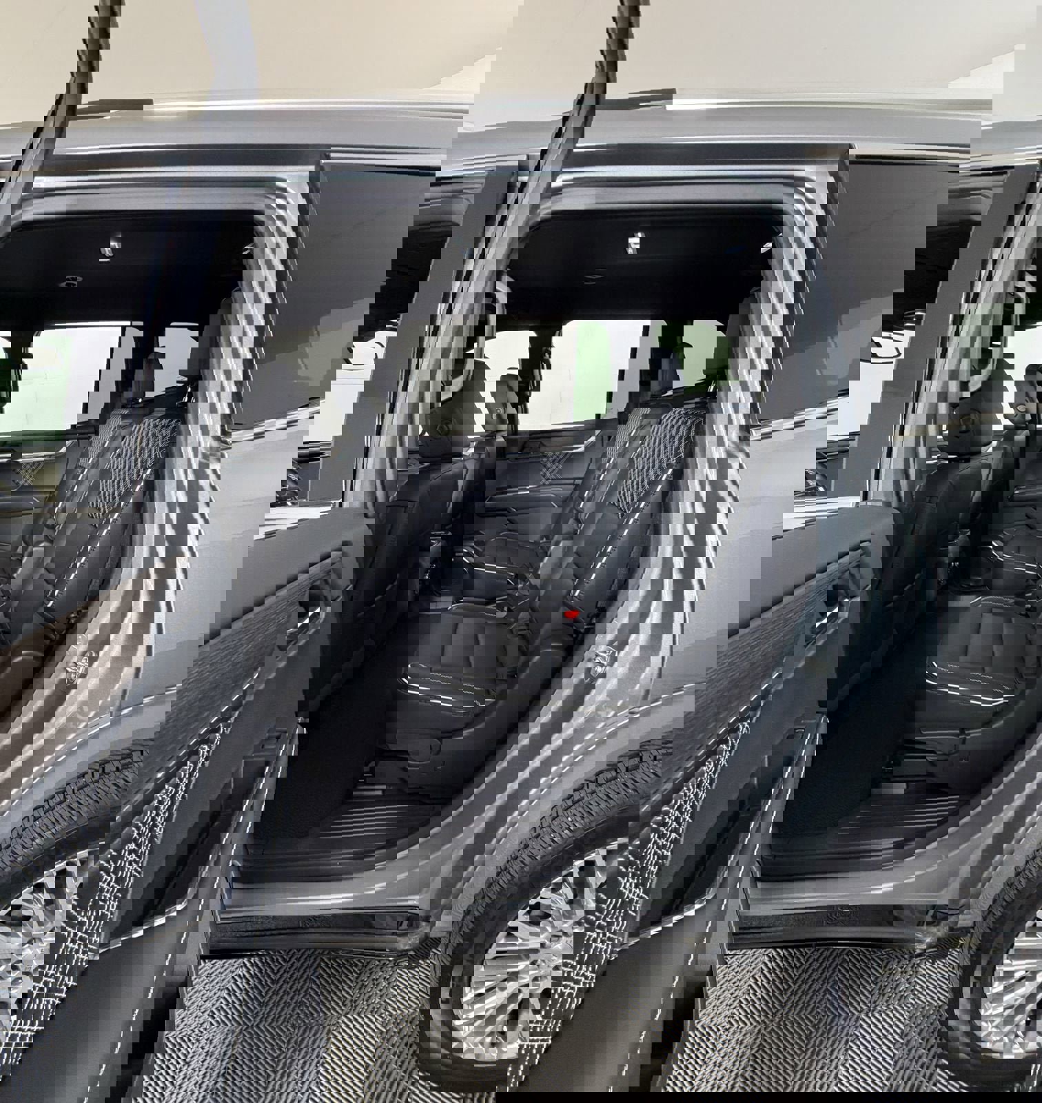 Certified 2025 GMC Acadia Denali image 9