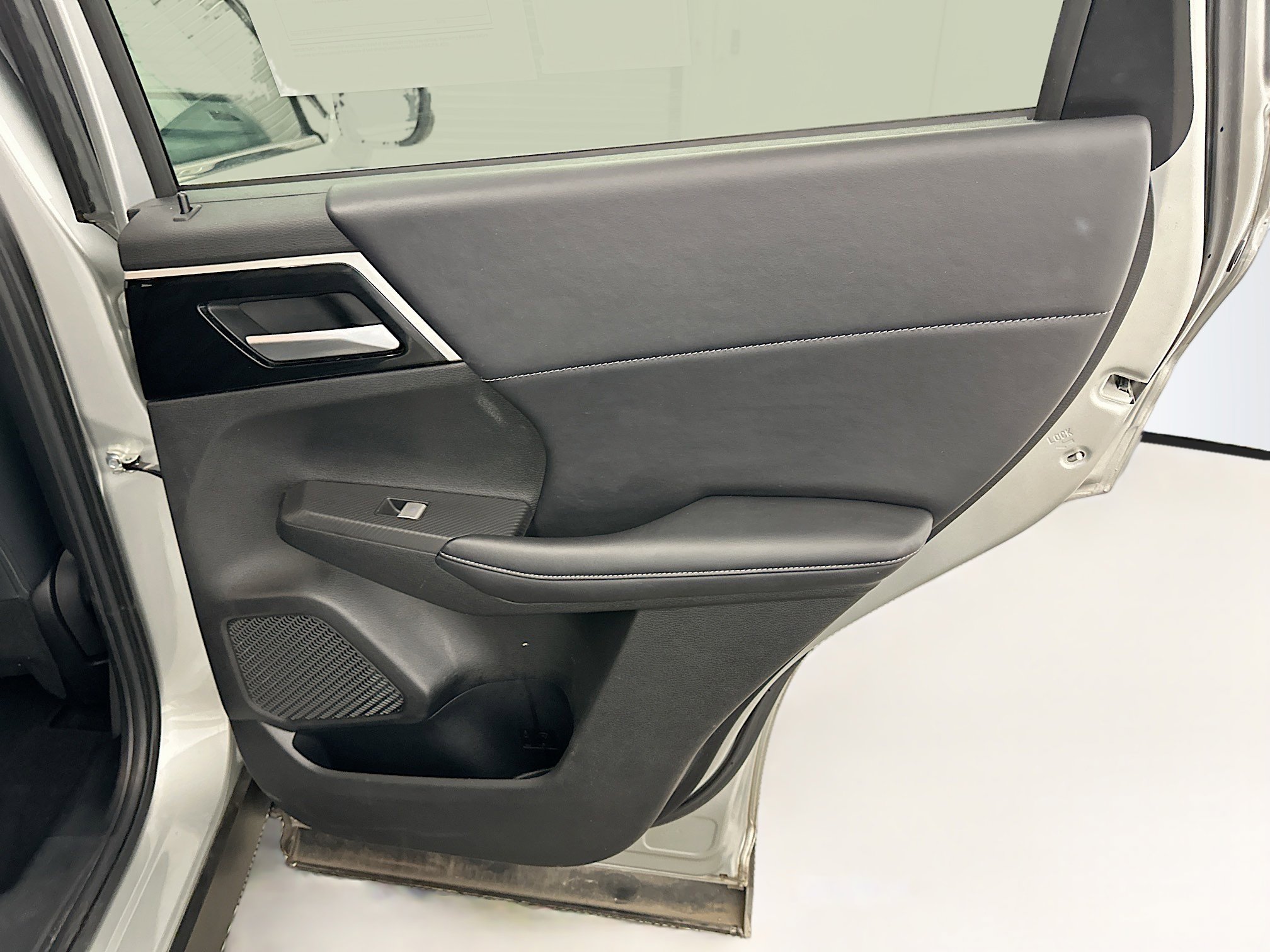 Used 2024 Mitsubishi Outlander SE image 33