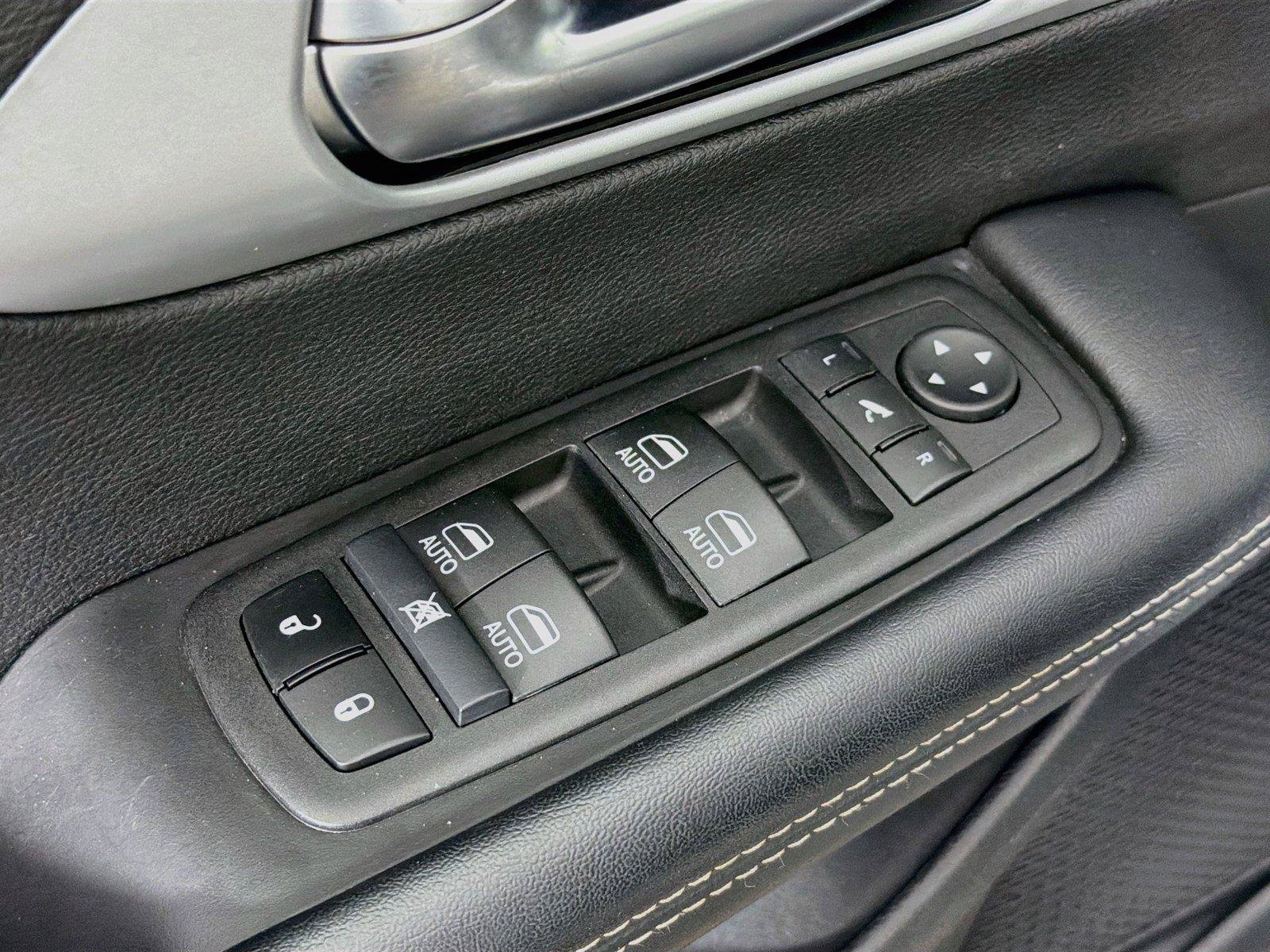 Used 2025 Chrysler Pacifica Limited FWD image 24