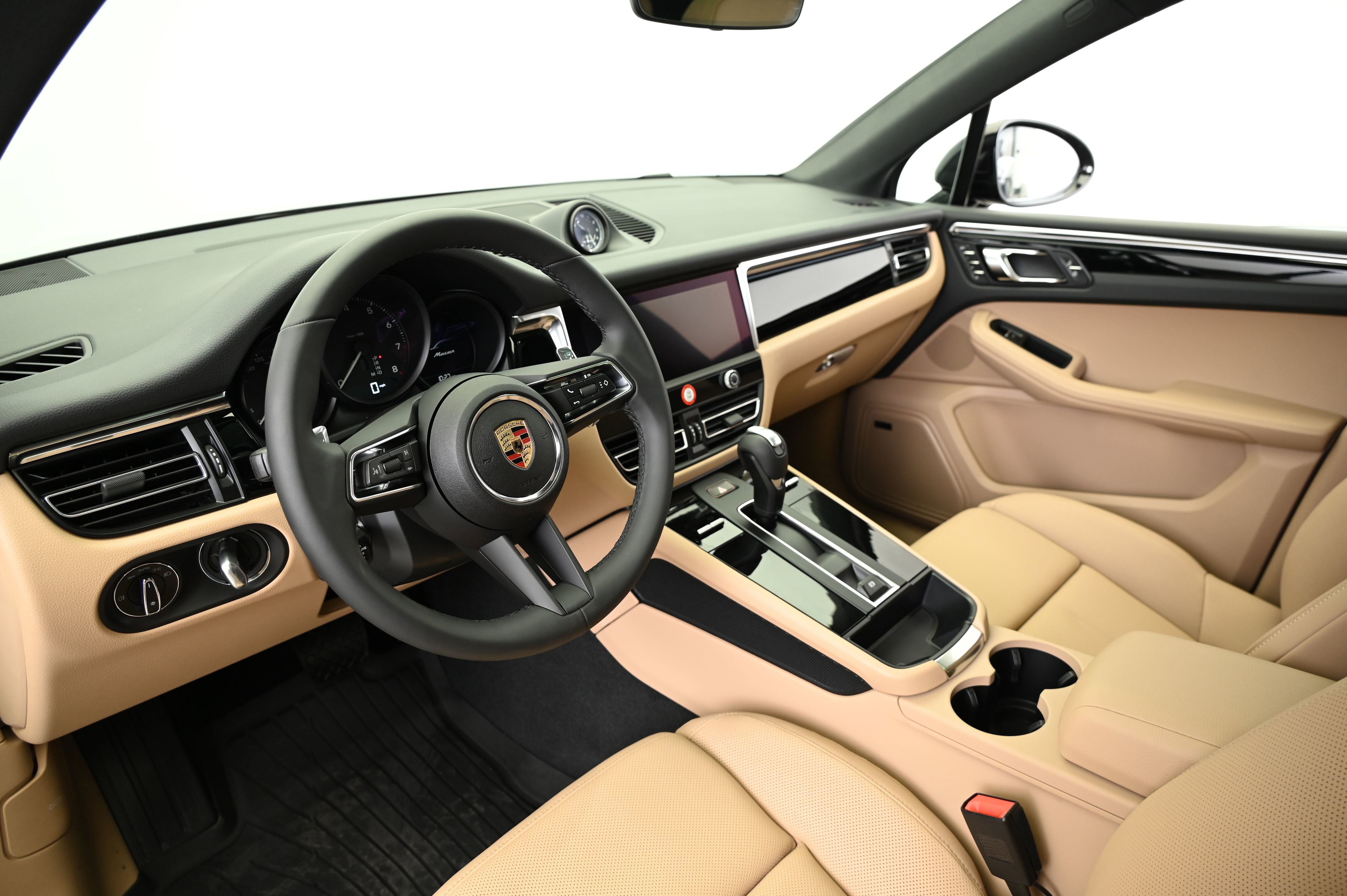 Certified 2025 Porsche Macan image 4