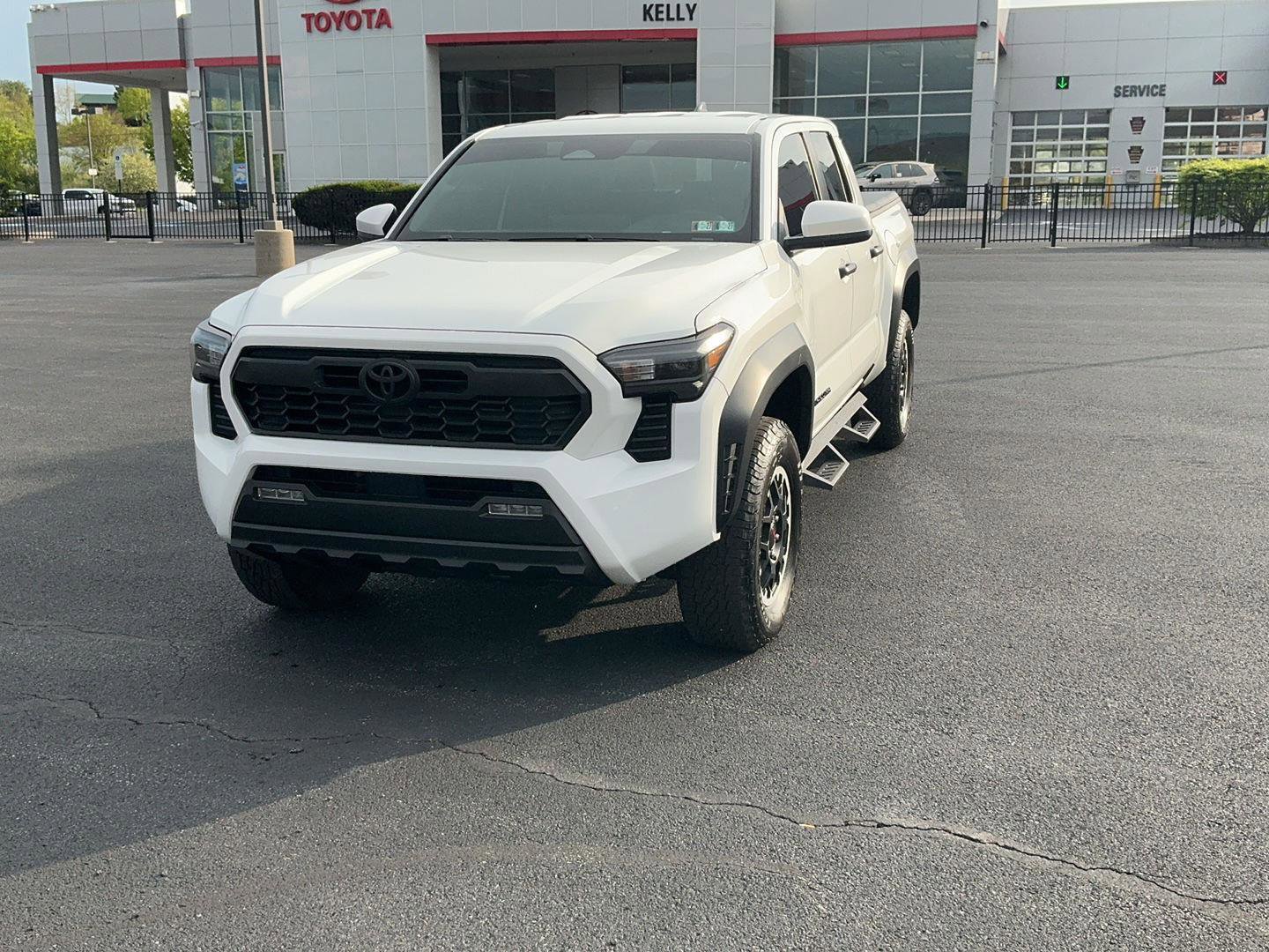 Certified 2024 Toyota Tacoma TRD Off-Road AWD/4WD image 1