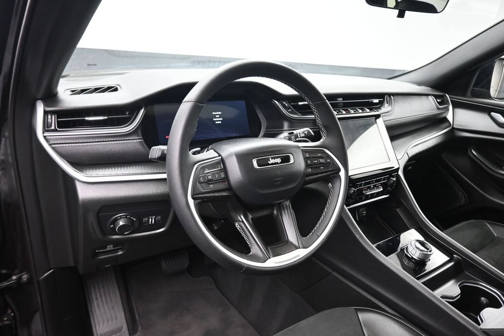 Used 2025 Jeep Grand Cherokee L Altitude AWD/4WD image 13