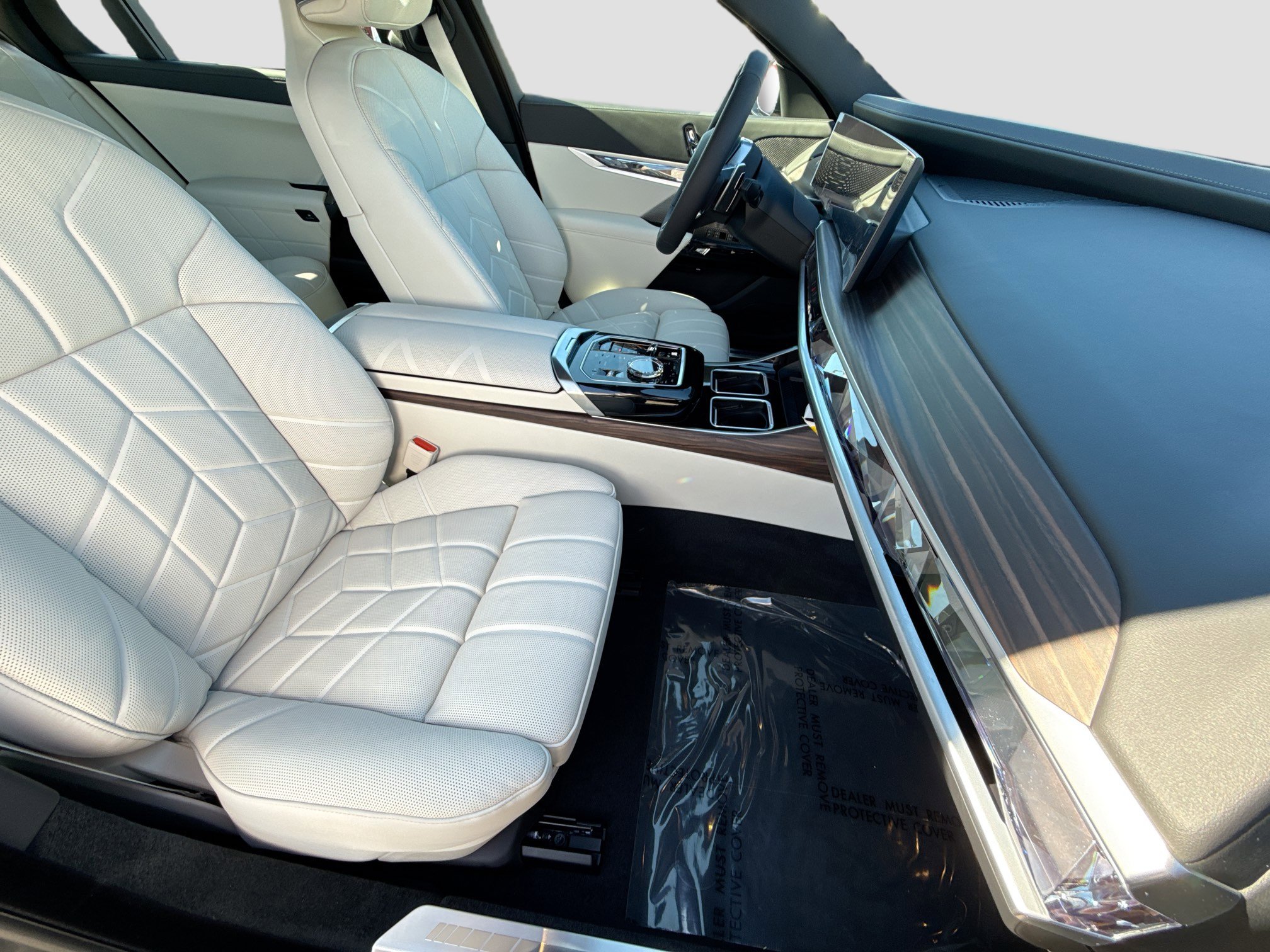 New 2026 BMW 750e xDrive image 15