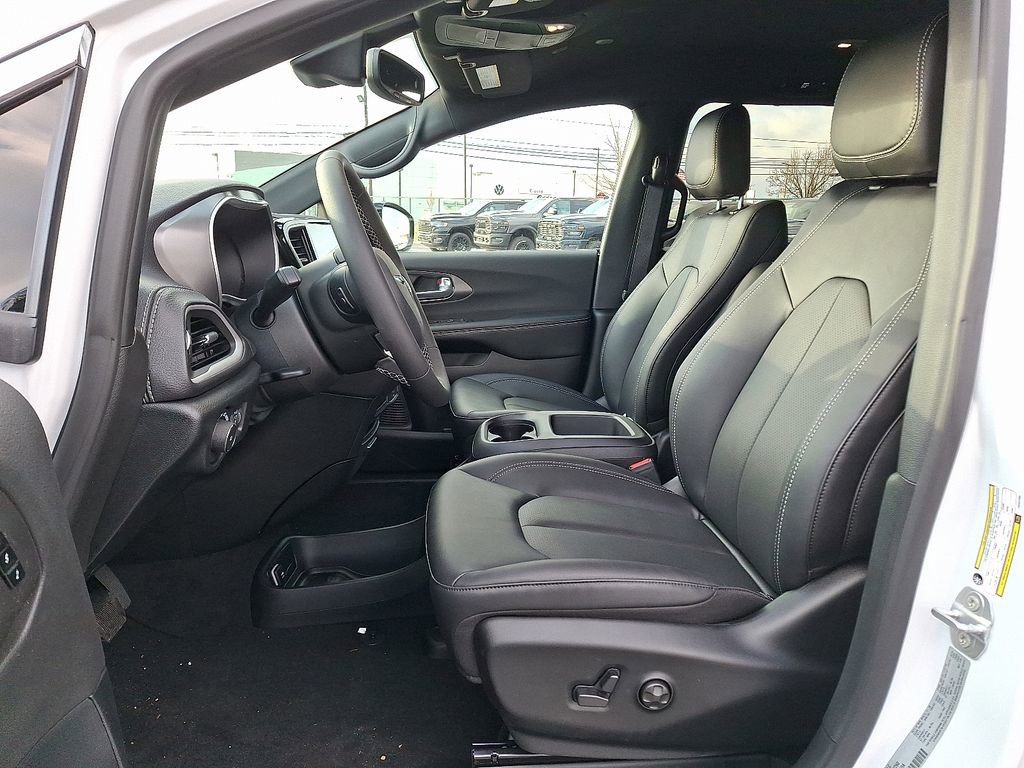New 2026 Chrysler Pacifica Select image 11