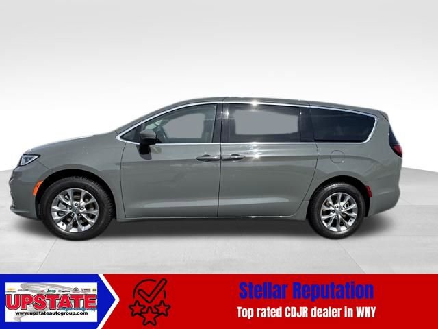 Used 2023 Chrysler Pacifica Touring-L image 4